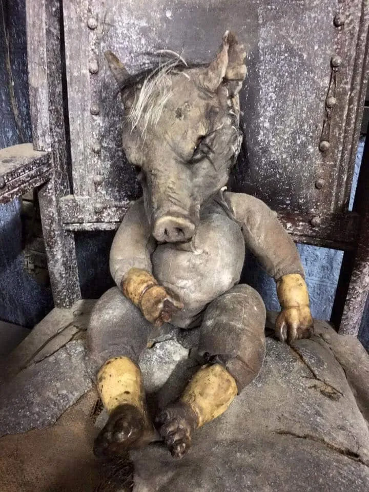 Ghoulish Party Eerie Props Forevermore Dolls Pig