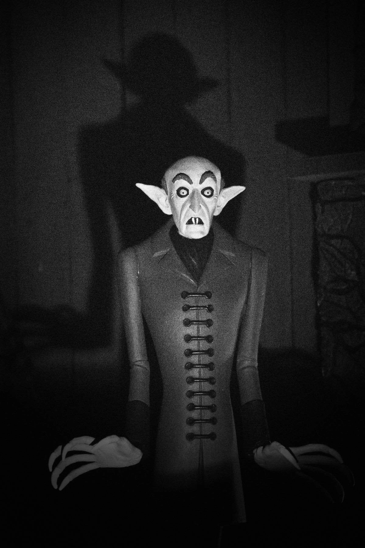 Fantastic Figures Ghostly Displays Toony Terrors Count Orlok (Nosferatu) with rat accessory